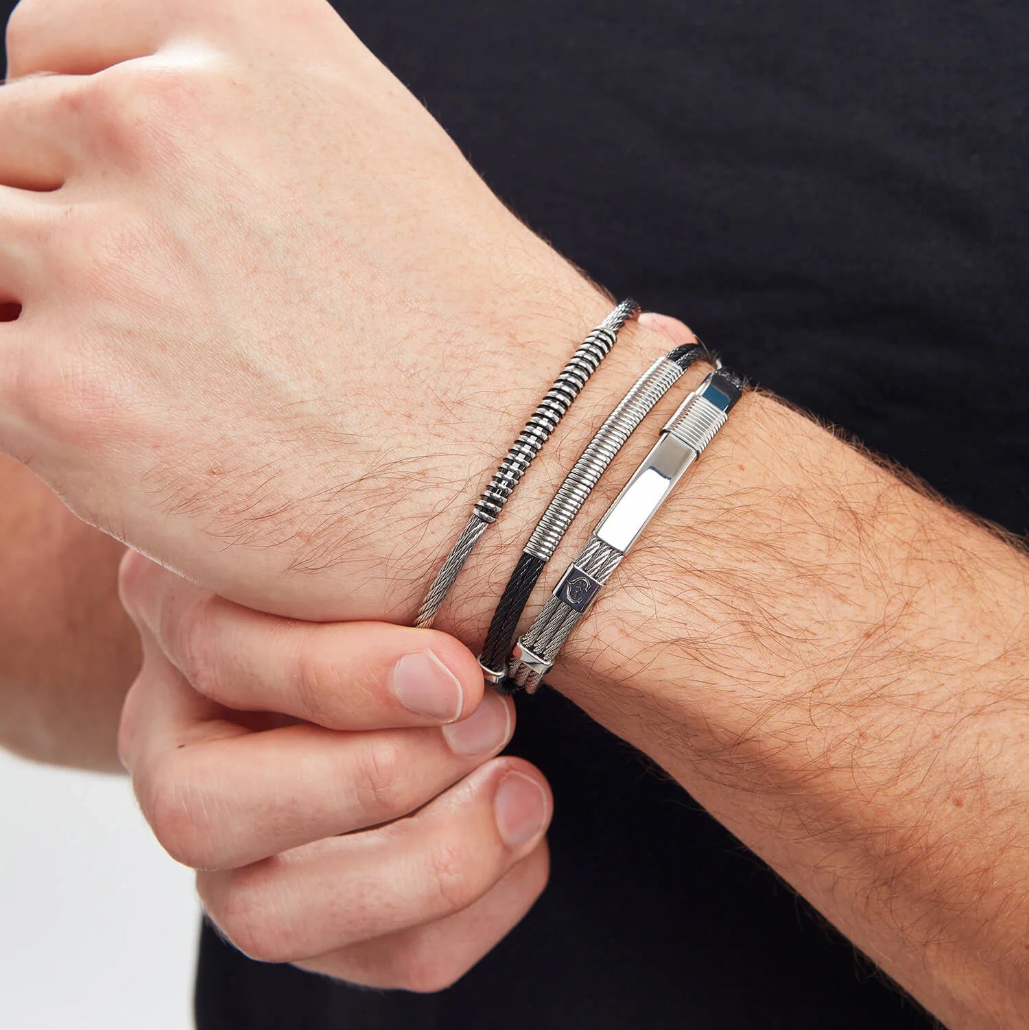 Schwarz_Metallplatte und Feder