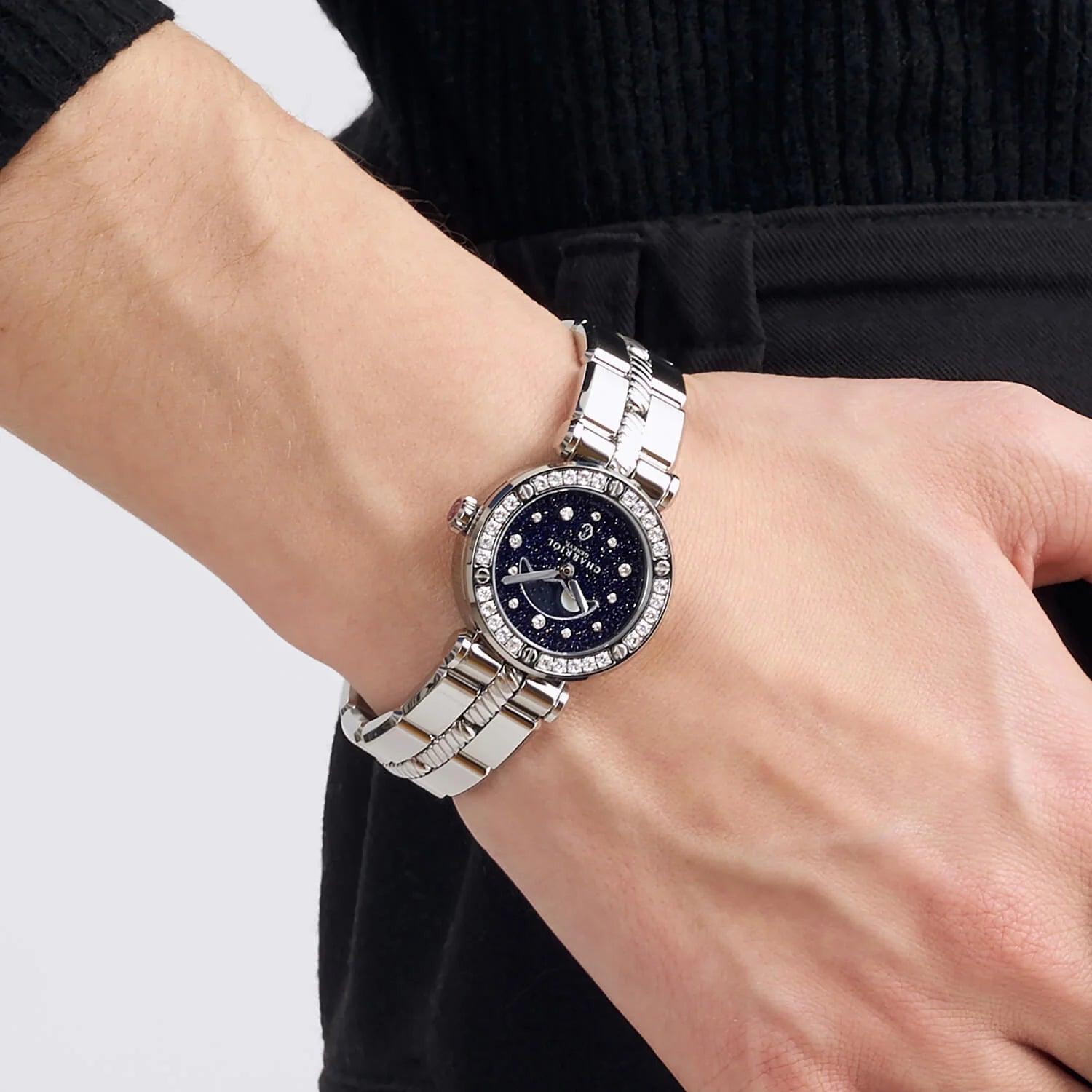 NAVIGATOR CRUISE, 28MM, MOONPHASE QUARTZ KALIBRIEREN, AVENTURINE GEDRUCKT MIT 12 DIAMANTEN ZIFFERN, STAHL MIT 30 DIAMANTEN MIT 6 SCHRAUBEN BEGLEITUNG, METALL AUSTAUSCHBARES ARMBAND - © 2024 Charriol - Watch