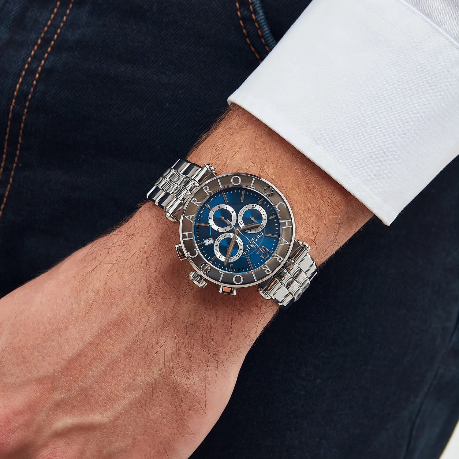NAVIGATOR CRUISE, 41MM, QUARTZ-CHRONOGRPH-KALIBER, BLAU MIT 3 RHODIUM-SPIEGELN & INDEX-ZEIGER, STAHL "CHARRIOL CHARRIOL " MIT 2 SCHRAUBEN BEZEL, STAHL-METALL-AUSTAUSCHBARES ARMBAND - © 2024 Charriol - Uhr