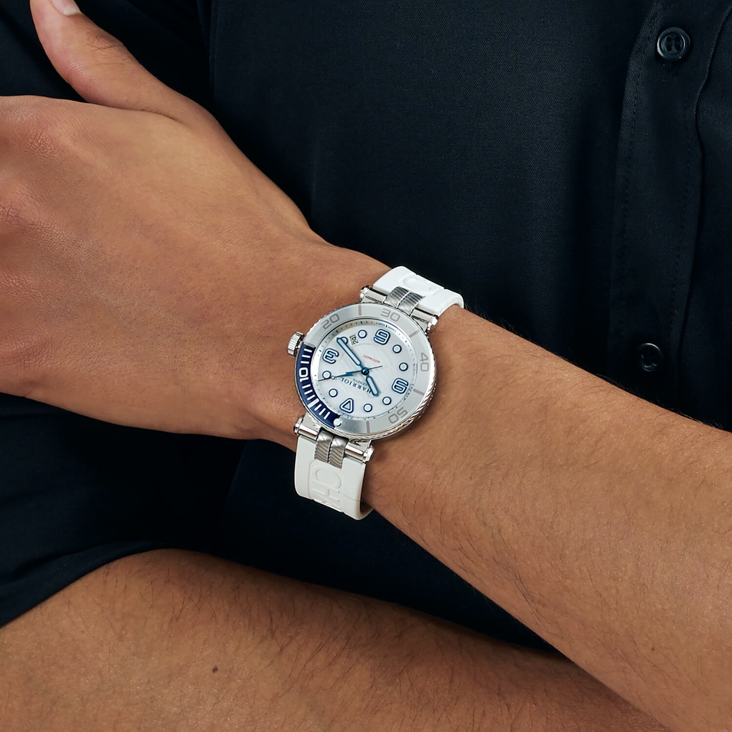 NAVIGATOR SURF, 41MM, AUTOMATISCHE KALIBRIERUNG, WEISSES LUMINOVA-ZIFFERBLATT, BLAUE UND WEISSE KARAMELLE, WEISSES AUSTAUSCHBARES GUMMIARMBAND - © 2024 Charriol - Uhr