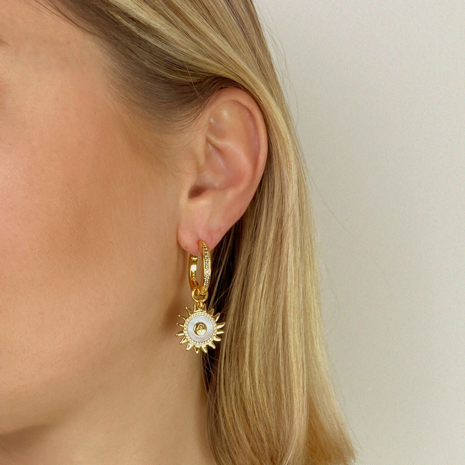 Gelbgold_Sonne und Schmetterlingsschließe