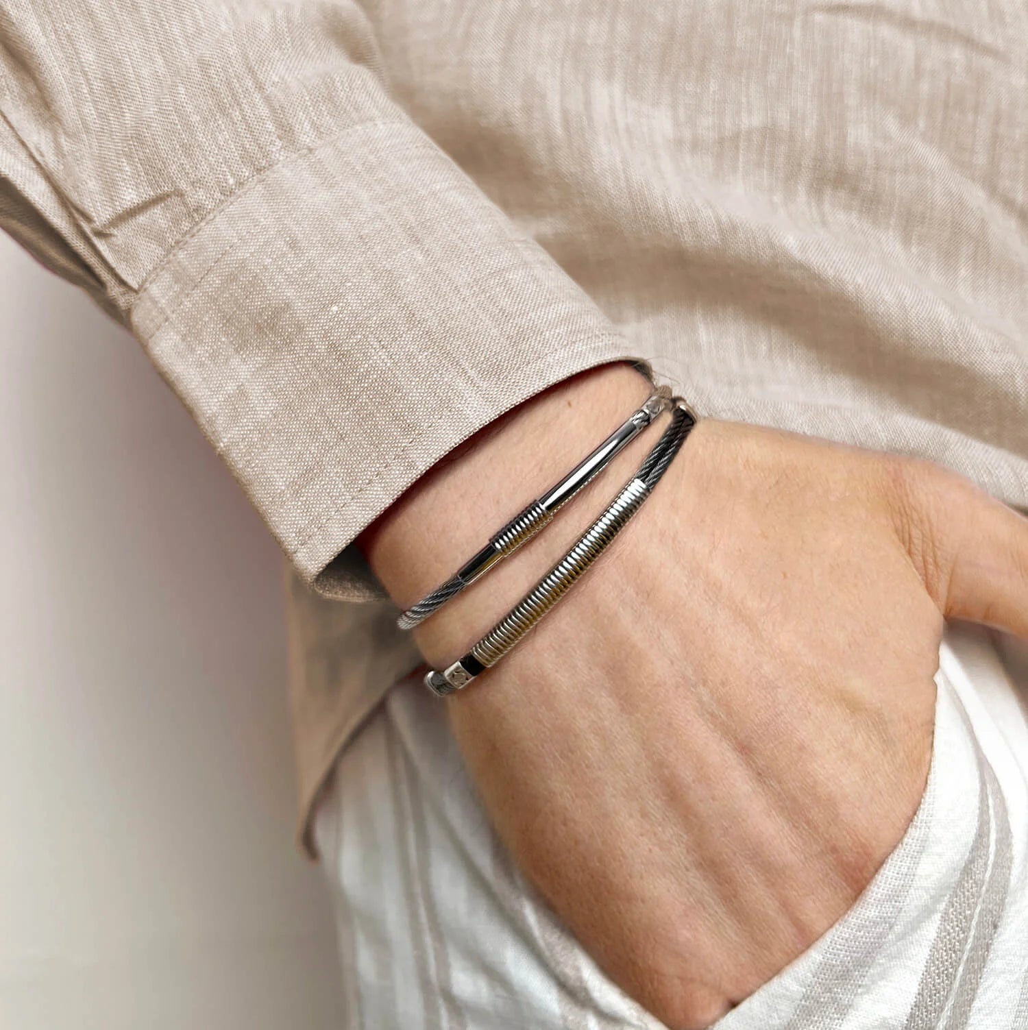 Schwarz_Metallplatte und Feder