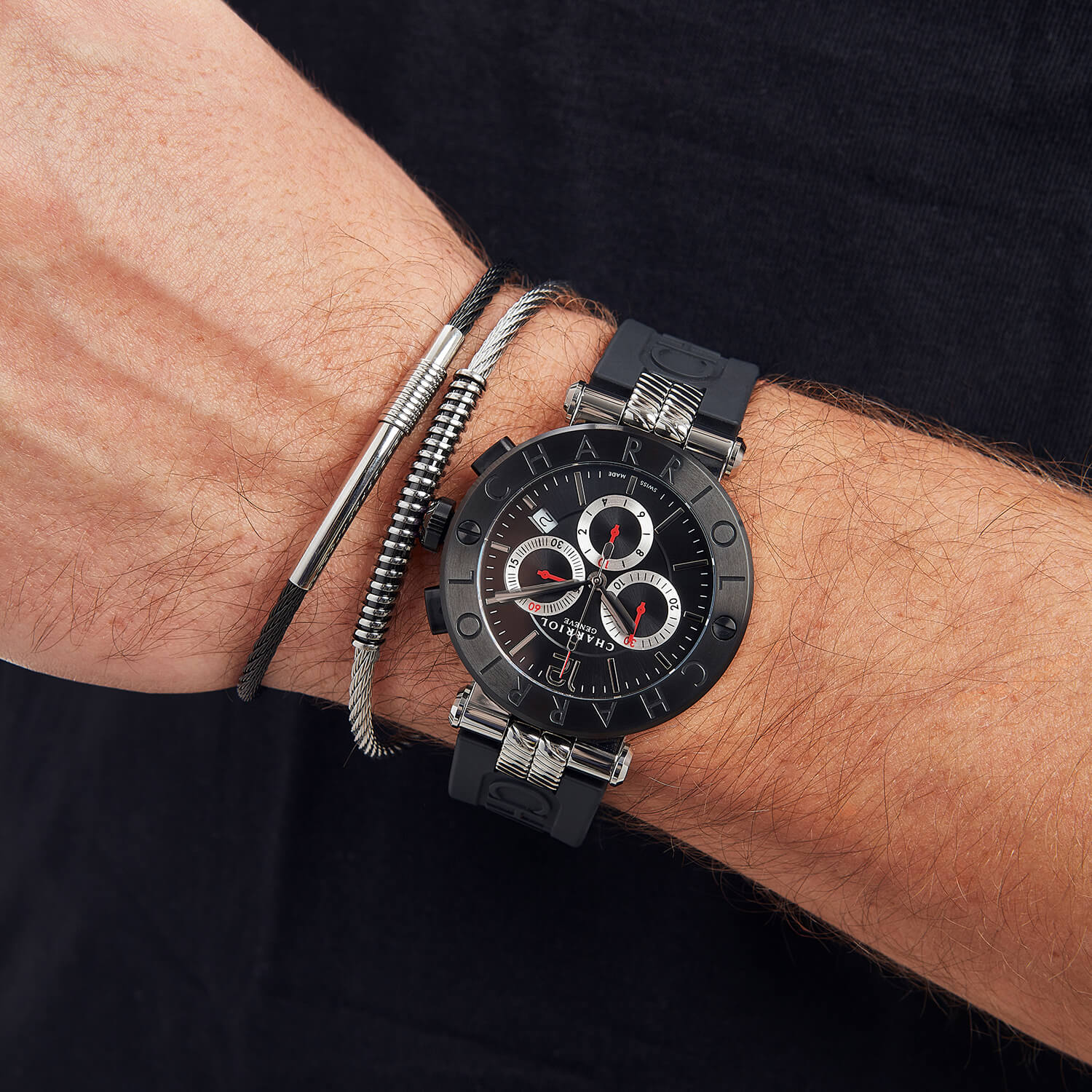 NAVIGATOR CRUISE, 41MM, QUARTZ-CHRONOGRAPHENKALIBER, SCHWARZES ZIFFERBLATT MIT ROTEN KREUZEN, SCHWARZES STAHL-PVD "CHARRIOL CHARRIOL " FASSUNG, SCHWARZES GUMMI-AUSTAUSCHBAND - © 2024 Charriol - Watch