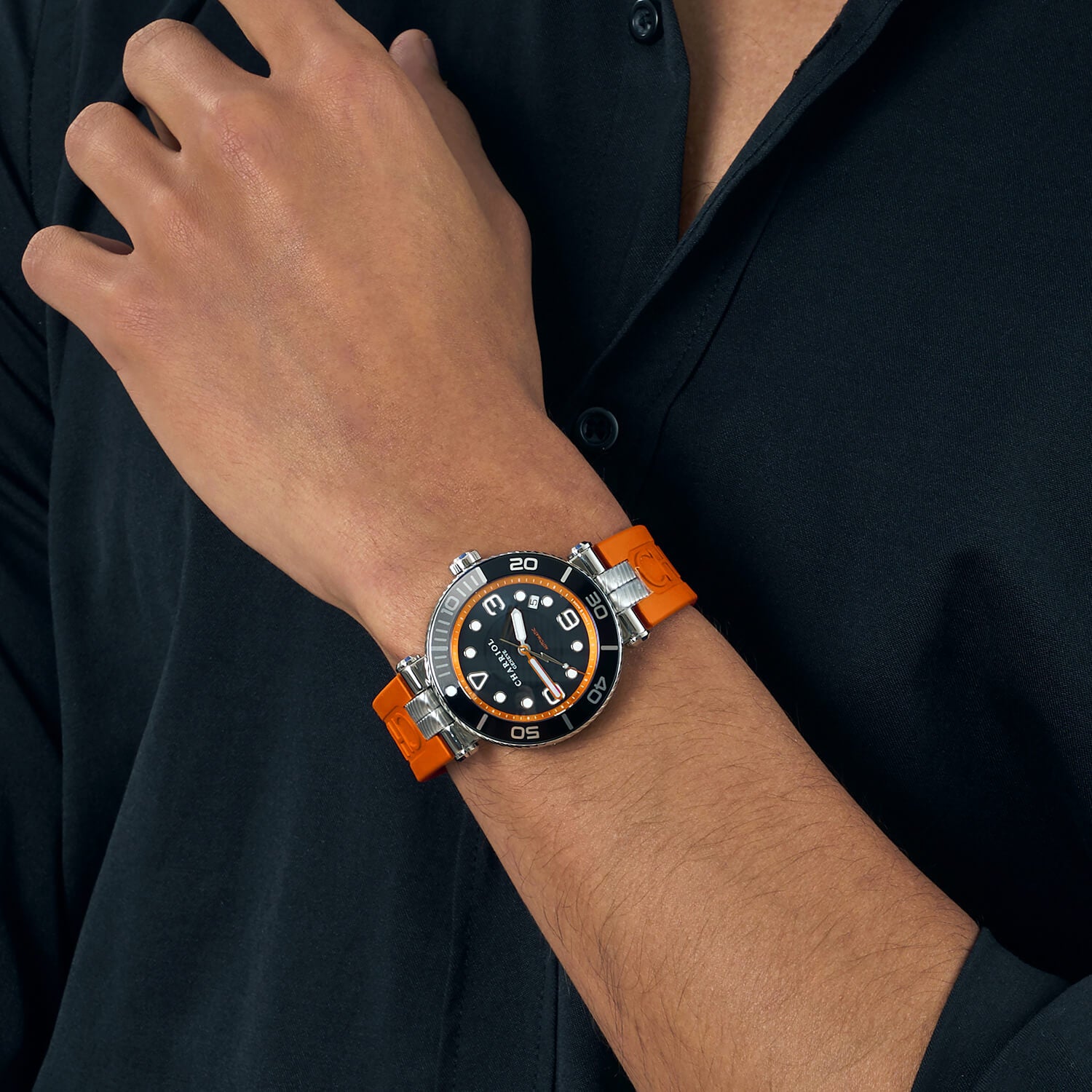 NAVIGATOR SURF, 41MM, AUTOMATIKKALIBER, SCHWARZES LUMINOVA-ZIFFERBLATT, SCHWARZES UND SILBERNES BAND, ORANGEES GUMMI-AUSTAUSCHARMBAND - © 2024 Charriol - Uhr