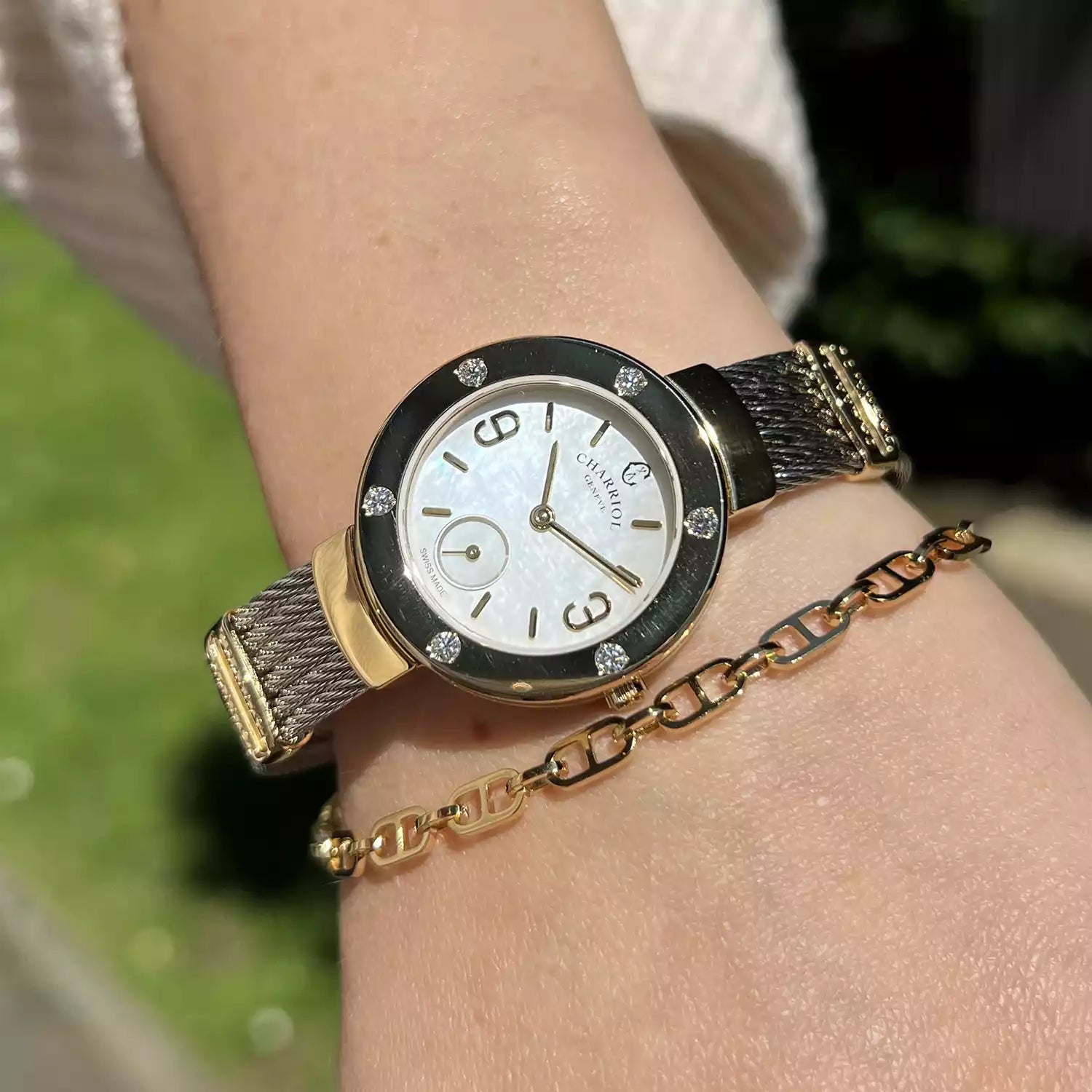 ST TROPEZ, 30MM, QUARTZ KALIBER, PERLMUTTER ZIFFERN, GELB GOLD PVD MIT 6 DIAMONEN, STAHLKABELARMBAND - Charriol Geneve - Watch