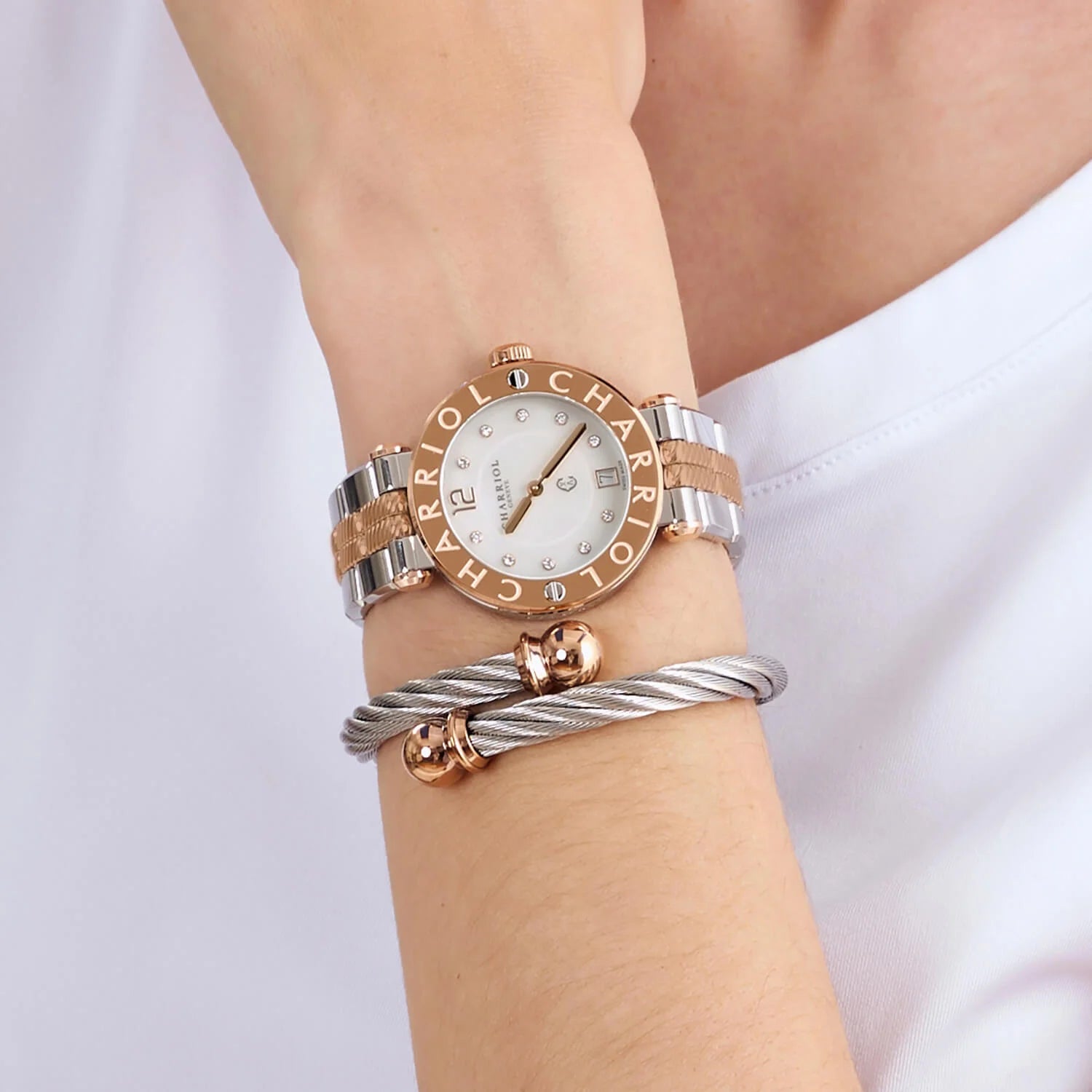 NAVIGATOR CRUISE, 36 mm, Quarzkaliber, Zifferblatt aus weißem Perlmutt mit 10 Diamanten, „Charriol Charriol“ aus roségoldfarbenem Stahl mit PVD-Beschichtung und Lünette mit 2 Schrauben, austauschbares zweifarbiges Metallarmband