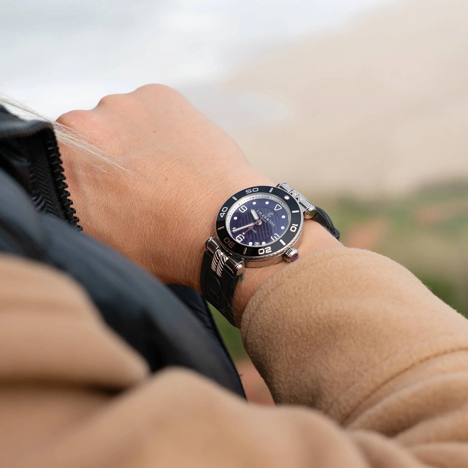 NAVIGATOR SURF, 36 MM, AUTOMATIKKALIBER, SCHWARZ MIT 1 DIAMANT AUF DER LÜNETTE, VIOLETTES ZIFFERBLATT, SCHWARZES KAUTSCHUKARMBAND ZUM AUSWECHSELN