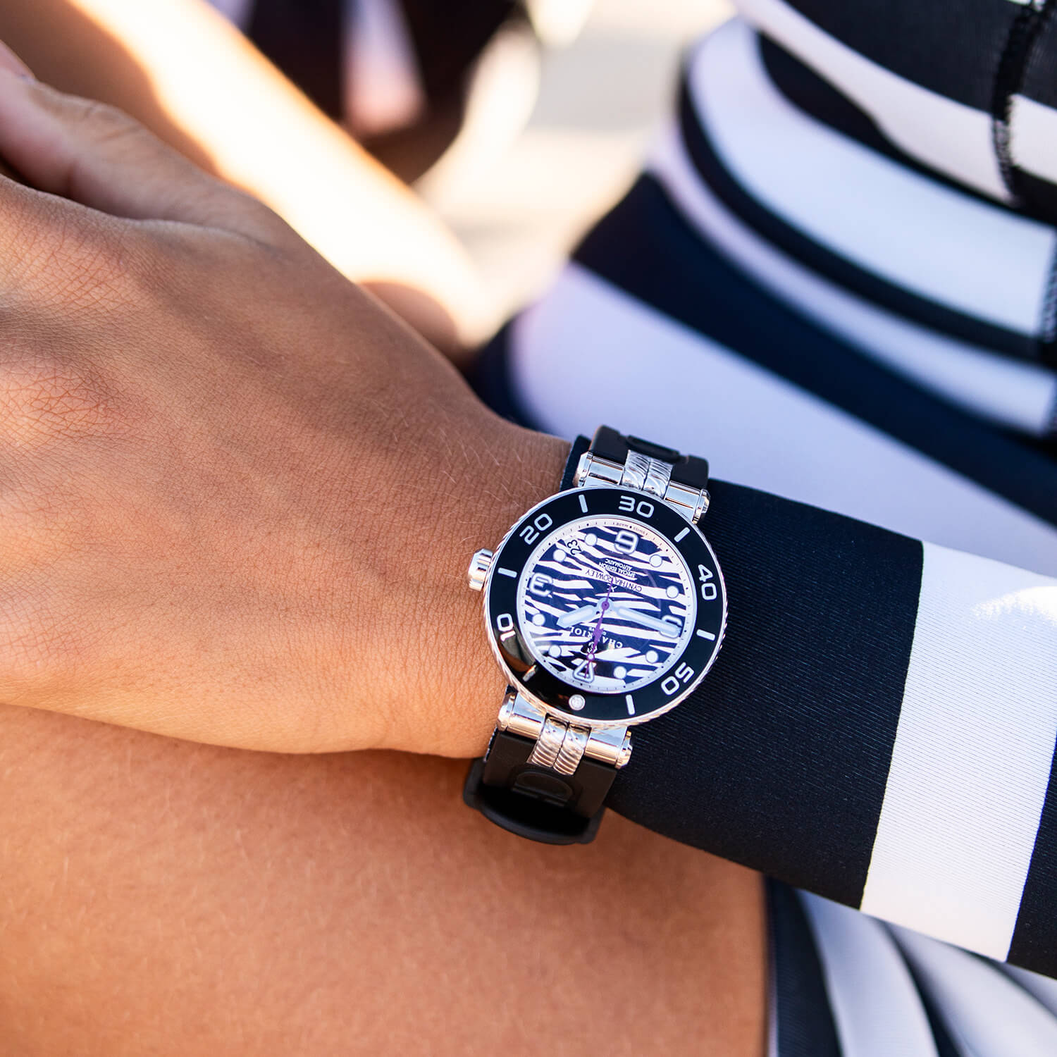 NAVIGATOR SURF, 36MM, AUTOMATISCHE KALIBRIERUNG, SHARK-ZEICHER, SCHWARZ MIT 1 DIAMANTKREIS, SCHWARZES GUMMI-AUSTAUSCHARMBAND - © 2024 Charriol - Uhr